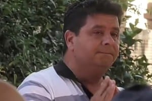 Silvio Garbolino recibió a los vecinos en la puerta de su casa.