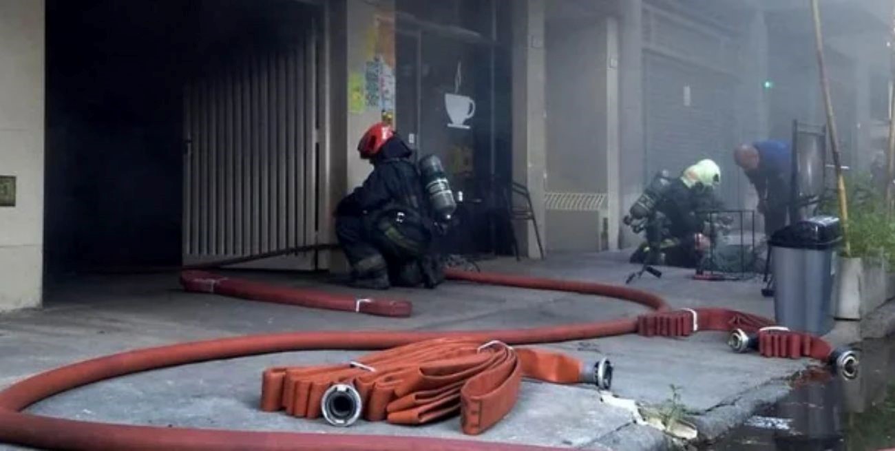 Se incendió un departamento de un edificio en Almagro: dos vecinos fueron internados