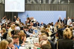 El miércoles a la 1.30 de la madrugada, el oficialismo logró, con el apoyo de una parte de la oposición, un dictamen de mayoría que recibió, luego, todo tipo de cuestionamientos y volvió a ser modificado.