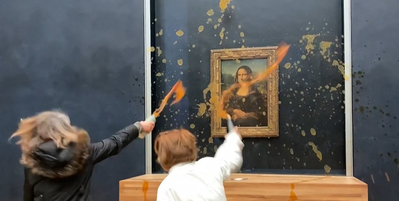 Volvieron a vandalizar el cuadro de la Mona Lisa: ahora le tiraron sopa