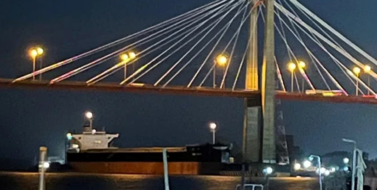 Un barco extranjero perdió el control y chocó contra un pilar del puente Zárate-Brazo Largo