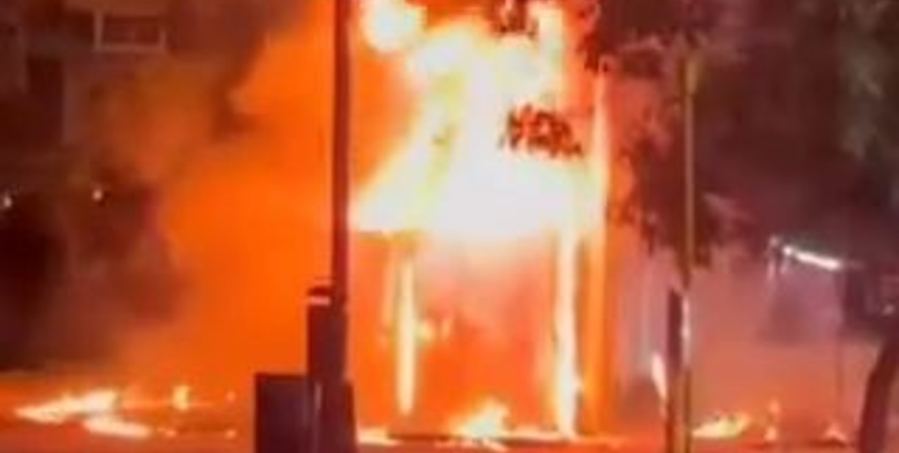 Video: se incendió un depósito de cubiertas en la ciudad de Santa Fe