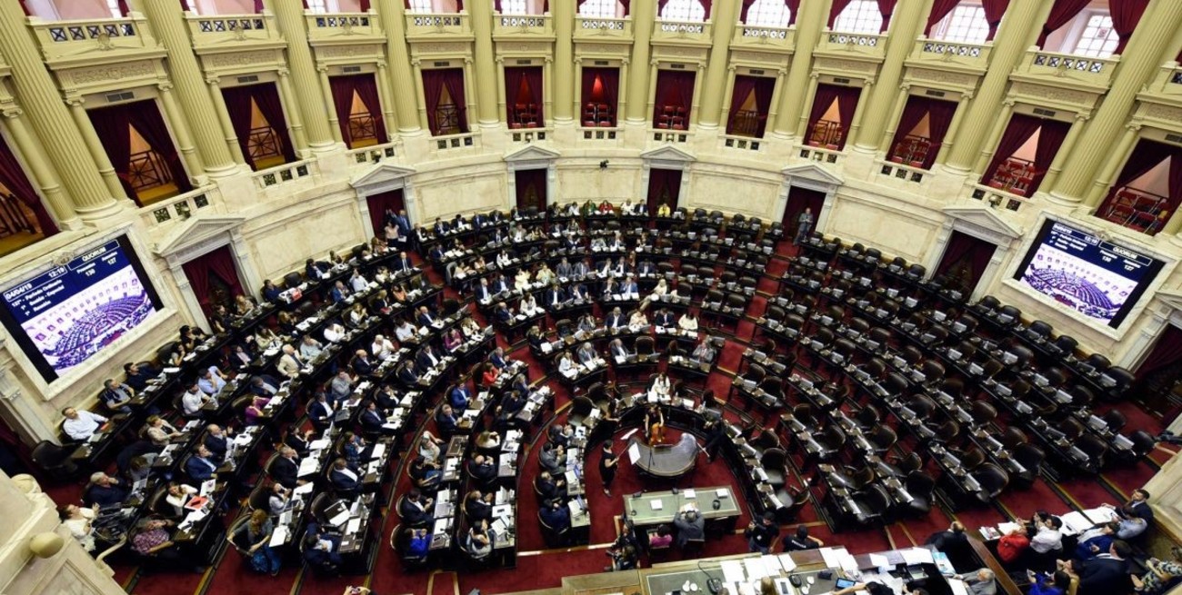 Con mensajes cruzados entre el Gobierno y los bloques dialoguistas, se inicia el tratamiento de la Ley Ómnibus