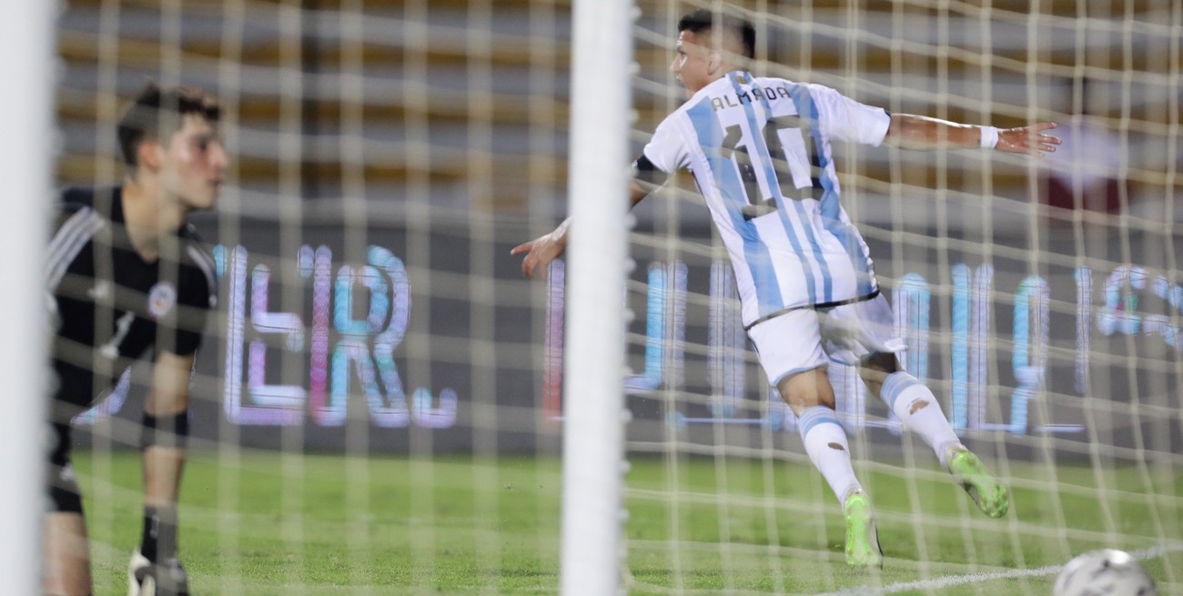 Argentina goleó a Chile y se aseguró la clasificación al cuadrangular final