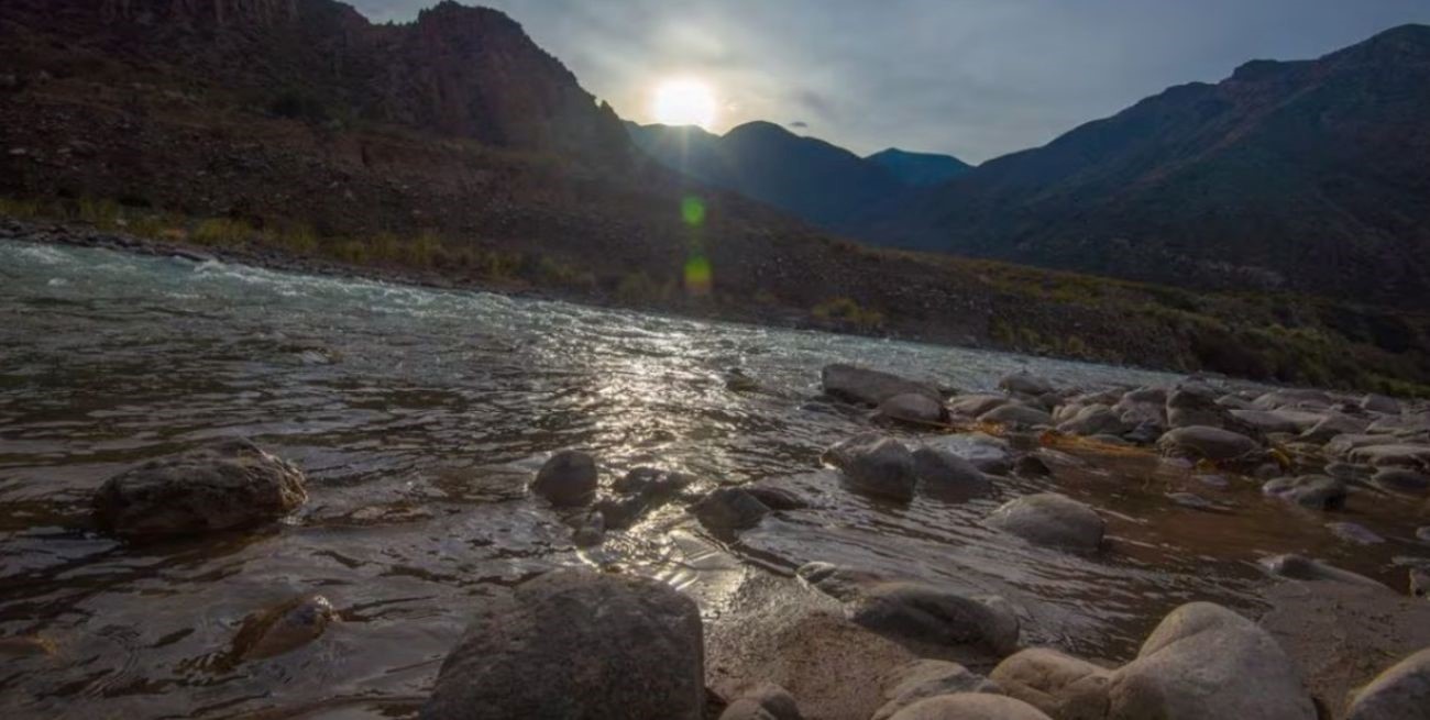 Dos jóvenes desaparecieron tras ser arrastrados por el río Mendoza: desesperada búsqueda