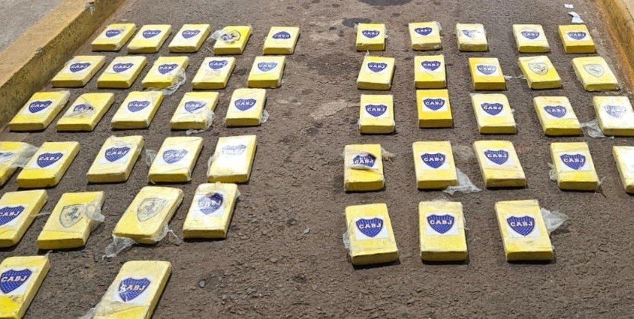 Cocaína con los escudos de Boca y Ferrari: hallazgo en una camioneta que venía de Paraguay