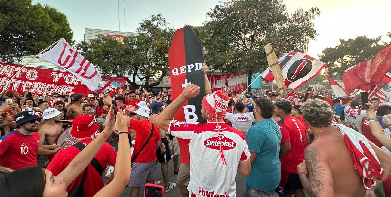 Unión - Estudiantes: una noche con calor, camiseta nueva y "cargadas" a los "primos"