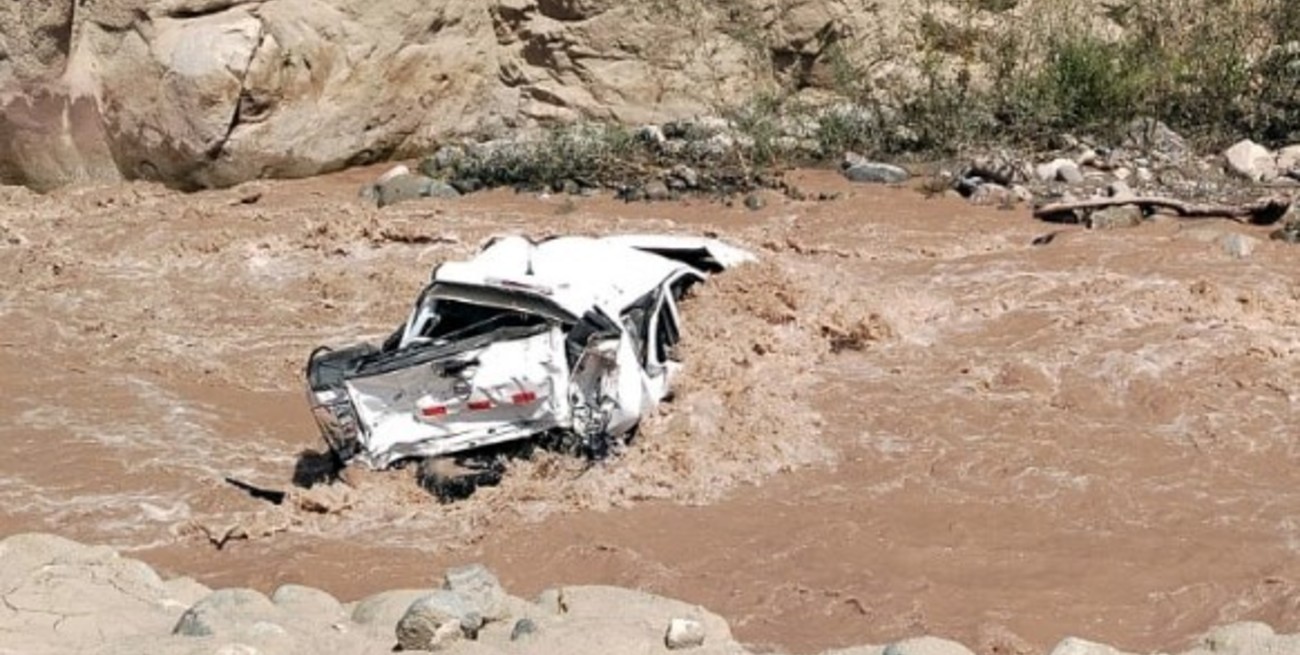 Murieron seis personas al caer una camioneta al río Arahuay en Perú