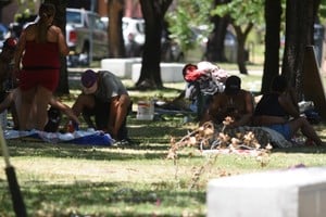 Las personas asentadas en inmediaciones de la Terminal de Ómnibus no siempre pernoctan en el lugar. También, durante el día salen a realizar labores informales, dijo Marchetti. Crédito: Mauricio Garín