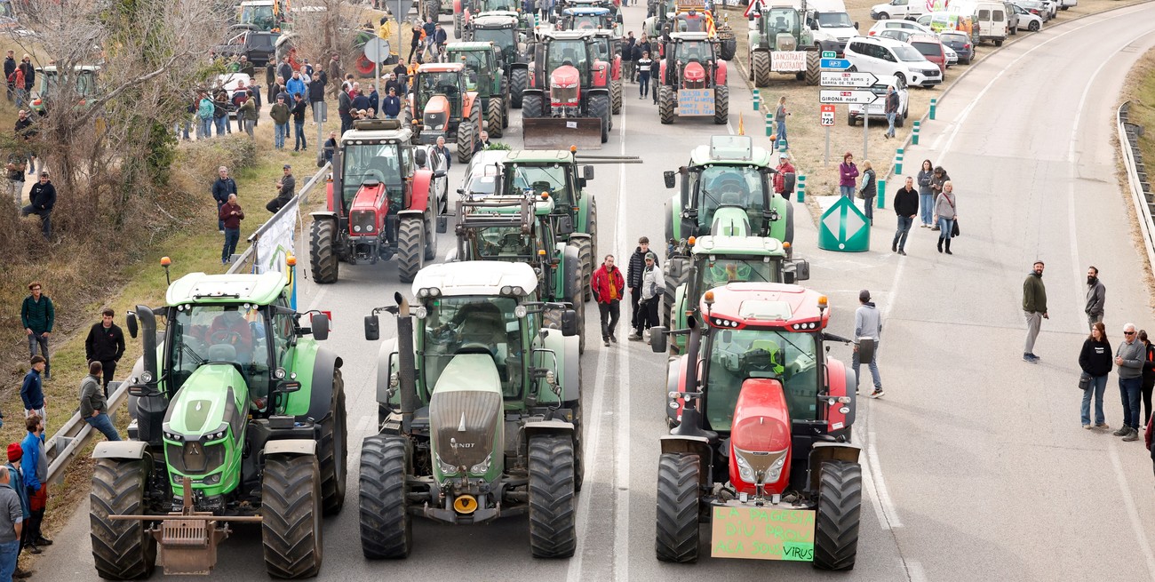 Agricultores españoles bloquearon autopistas en protesta contra los impuestos del campo