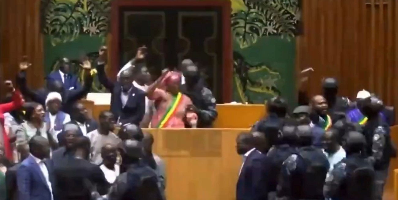 Video: elecciones presidenciales aplazadas en Senegal y el ejército que detiene a opositores