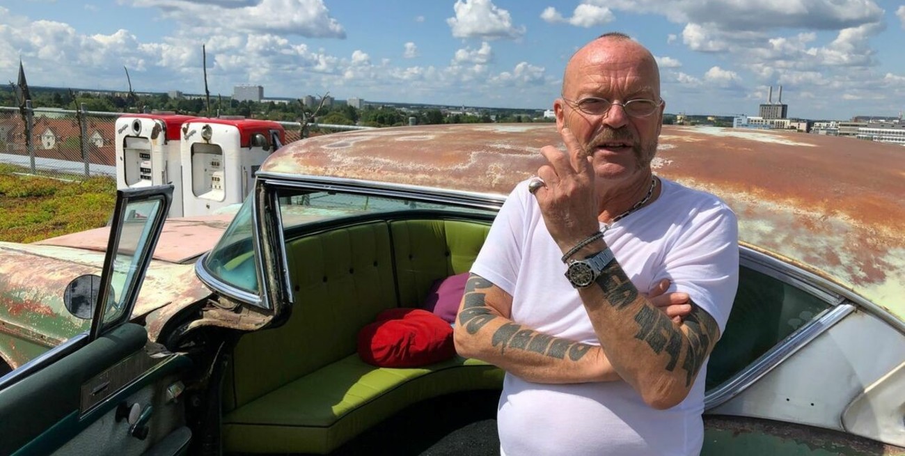 El artista plástico Wolfgang Flatz subastará las partes tatuadas de su piel