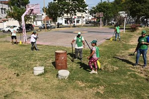 Una cuadrilla enviada por el municipio se encargó de recolectar la basura en el suelo. Foto: Mauricio Garín