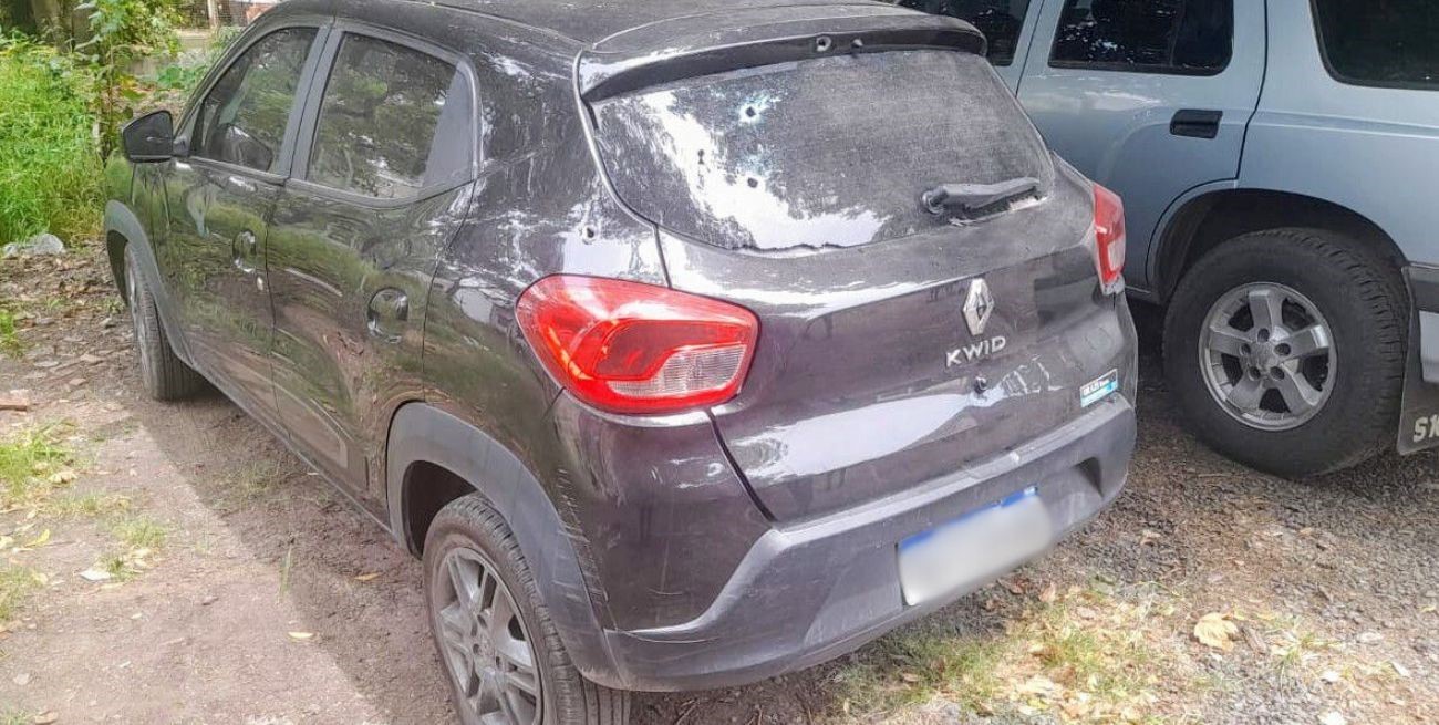 Rosario: balean un auto y dejan nota intimidante en el estacionamiento de un hospital