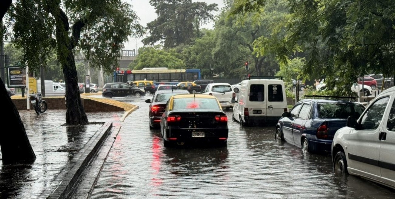 Caos en Buenos Aires por la lluvia intensa: calles anegadas y problemas en el transporte público