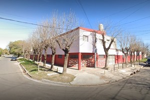 El edificio donde funcionan la escuela primaria Nº 1229 “Jesús Obrero” y la secundaria Nº 3145 “Espíritu Santo”. Crédito: Google Street View