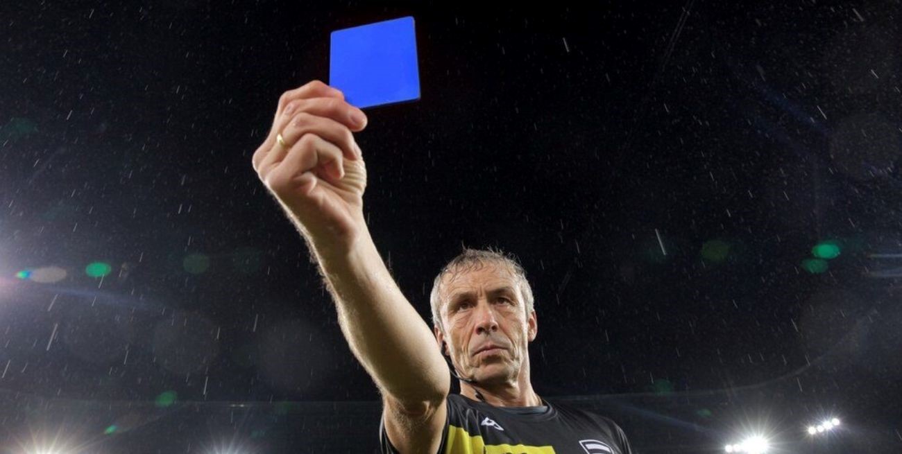 Medios ingleses aseguran que se aprobó el uso de una tarjeta azul en el fútbol: ¿para qué servirá?