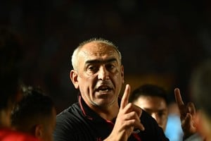 Iván Delfino, el técnico en el que Colón confía en la búsqueda del difícil objetivo del ascenso. Crédito: Mauricio Garín
