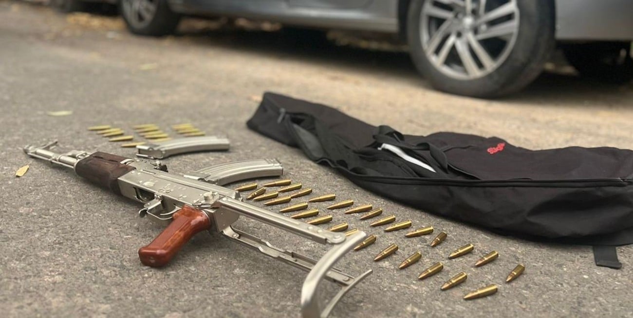 Tenía libertad condicional, circulaba en un auto robado y le secuestraron un fusil AK-47