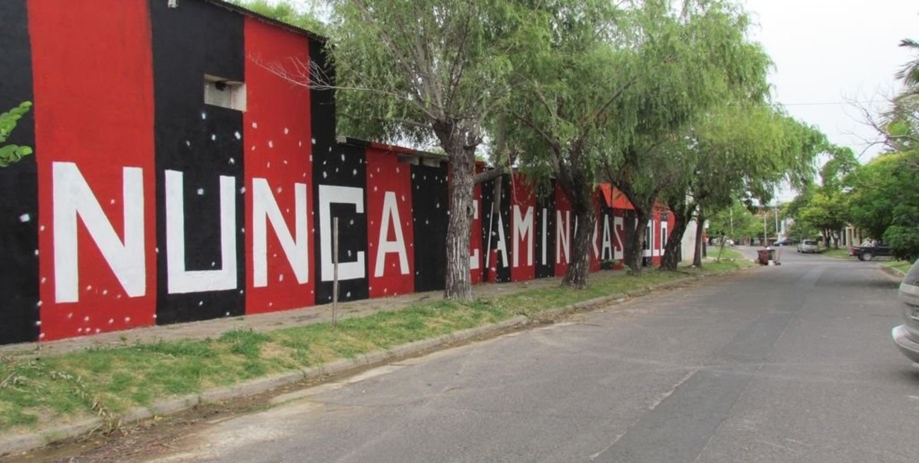 Patronato aportó la pintura y los hinchas, su amor por los colores