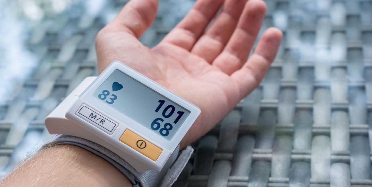 Se prohibió la comercialización de dispositivos médicos ilegales: un tensiómetro y un medidor de glucosa
