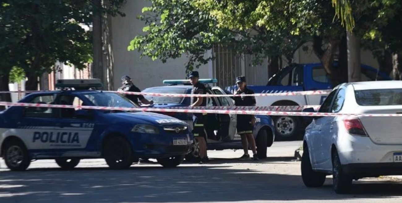 Agoniza un "poliladron" que se habría disparado a sí mismo tras robar un auto en Córdoba