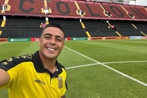 El ex delantero de Colón viajó con el plantel a Santa Fe pero todavía no está habilitado para jugar. Crédito: Instagram