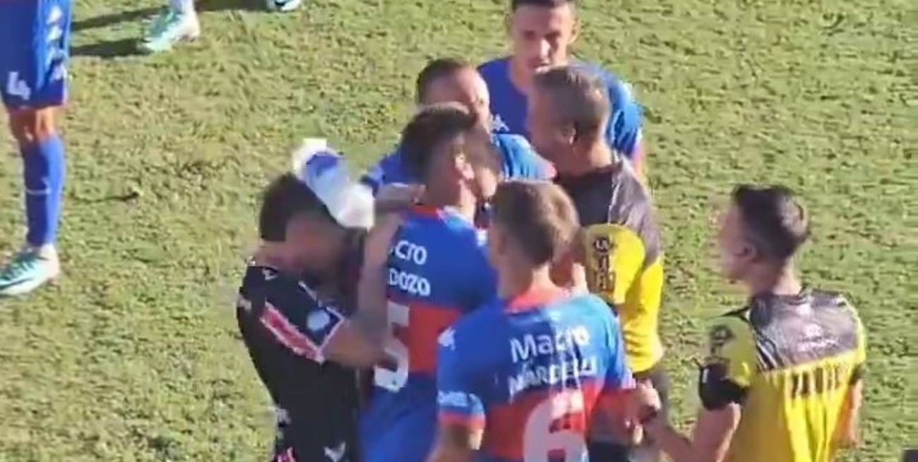 Se suspendió Tigre-Chacarita: un jugador recibió un botellazo desde la tribuna