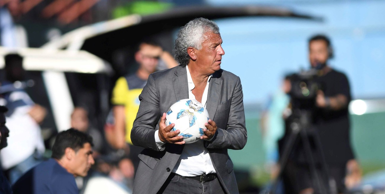 "Pipo" Gorosito tras la suspensión de Tigre-Chacarita: "El jugador cabecea la botella"