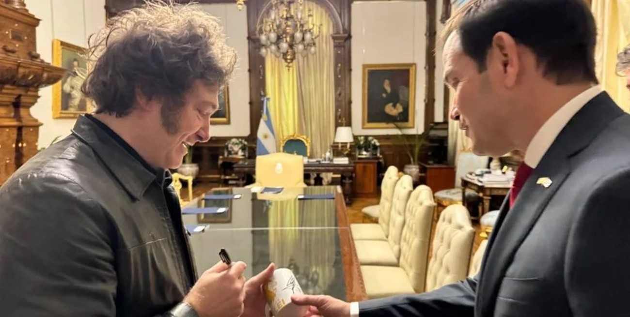 Milei recibió a un senador de EEUU y le autografió en una taza: "No hay plata"