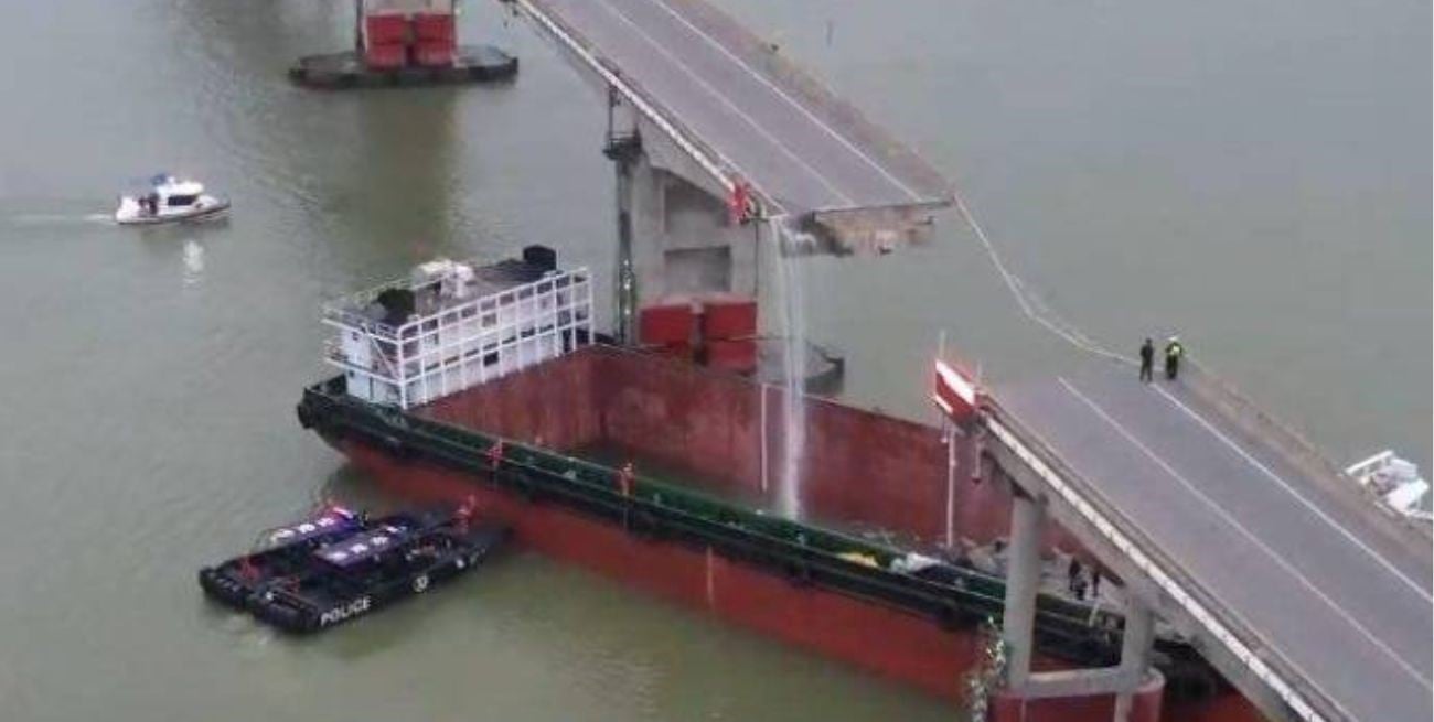 Colapso fatal: cinco fallecidos al chocar un buque de carga y derrumbarse un puente
