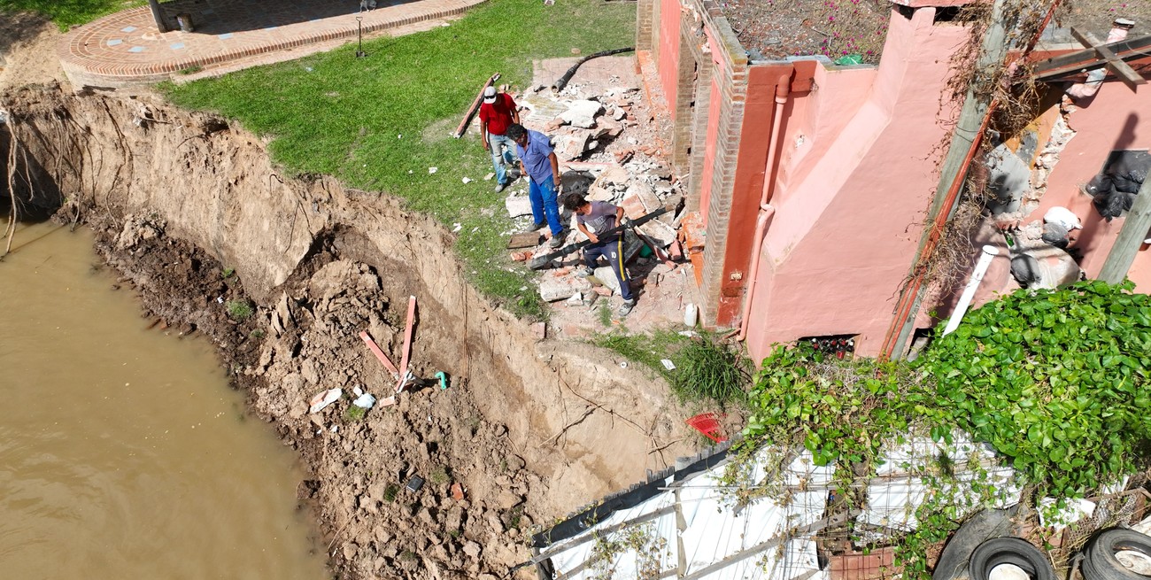 Evacuaron a ocho familias por el desmoronamiento de la barranca en Colastiné Norte