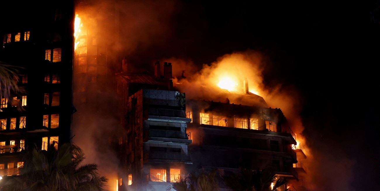 Impactante incendio en dos edificios de 14 pisos en Valencia: hay al menos cuatro muertos