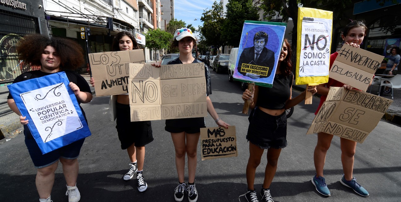 Nadie fuera de las aulas: "semaforazo" de estudiantes secundarios en Santa Fe