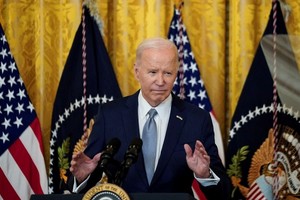 Biden pronuncia un discurso ante los gobernadores de los Estados Unidos que asisten a la reunión de invierno de la Asociación Nacional de Gobernadores, en la Sala este de la Casa Blanca.