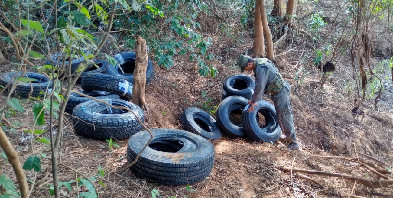 Hallaron más de 30 neumáticos en cercanías al límite fronterizo con Paraguay