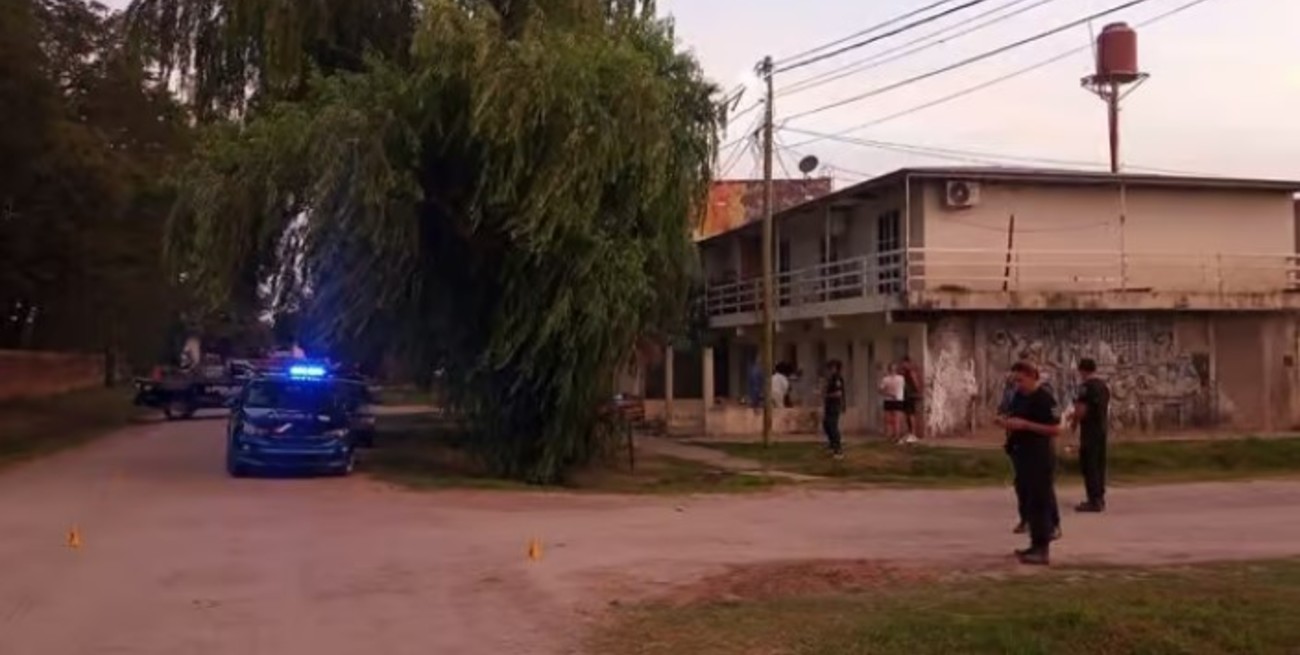 Investigan la muerte de un joven que se desangró en una cuneta de Reconquista