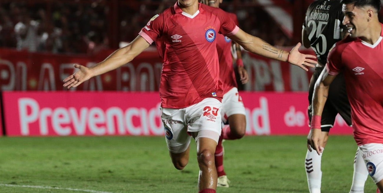 Argentinos derrotó a Platense y es líder de la Zona A