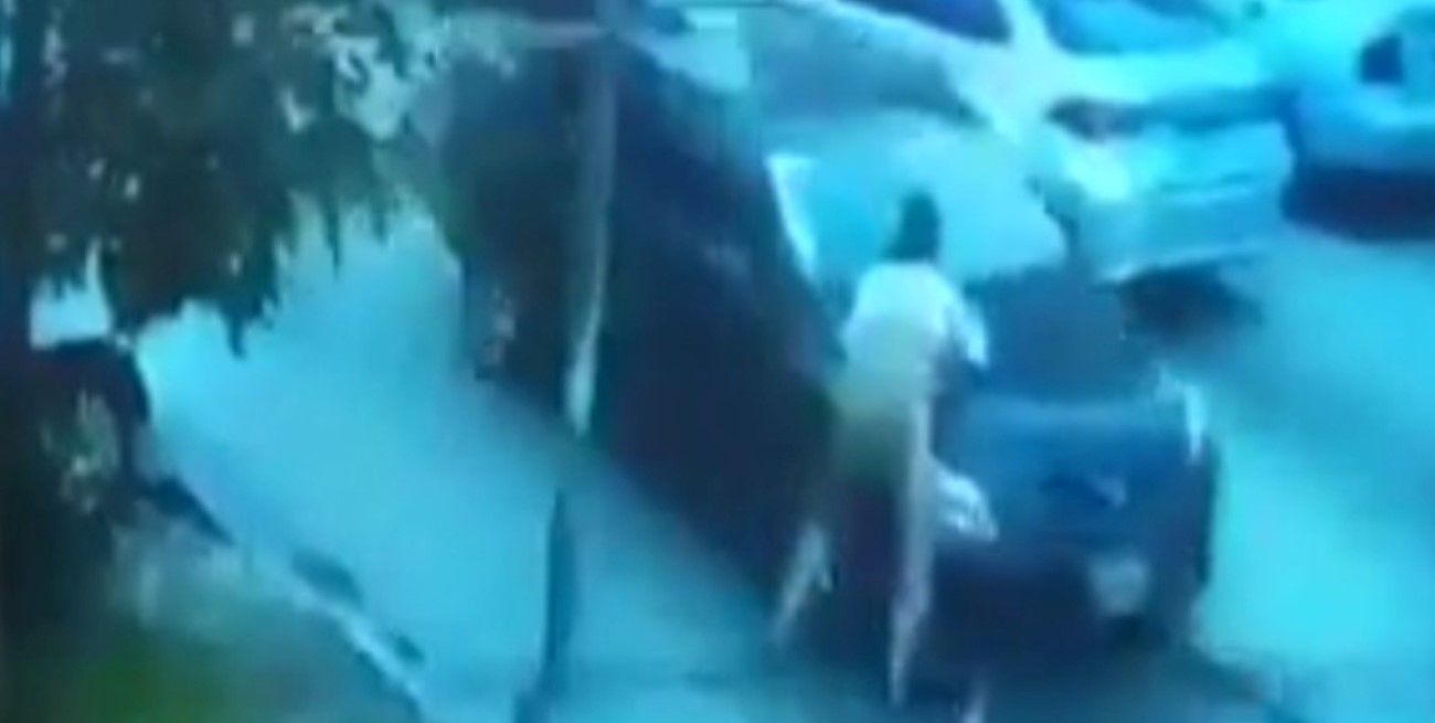 Video: lo acusaron de convocar a una joven de 16 años y huyó atropellando a dos mujeres