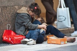 Vidas rotas que son asunto urgente de todos los ciudadanos. Vidas fracturadas en un país en el que sobran recursos pero están mal administrados.