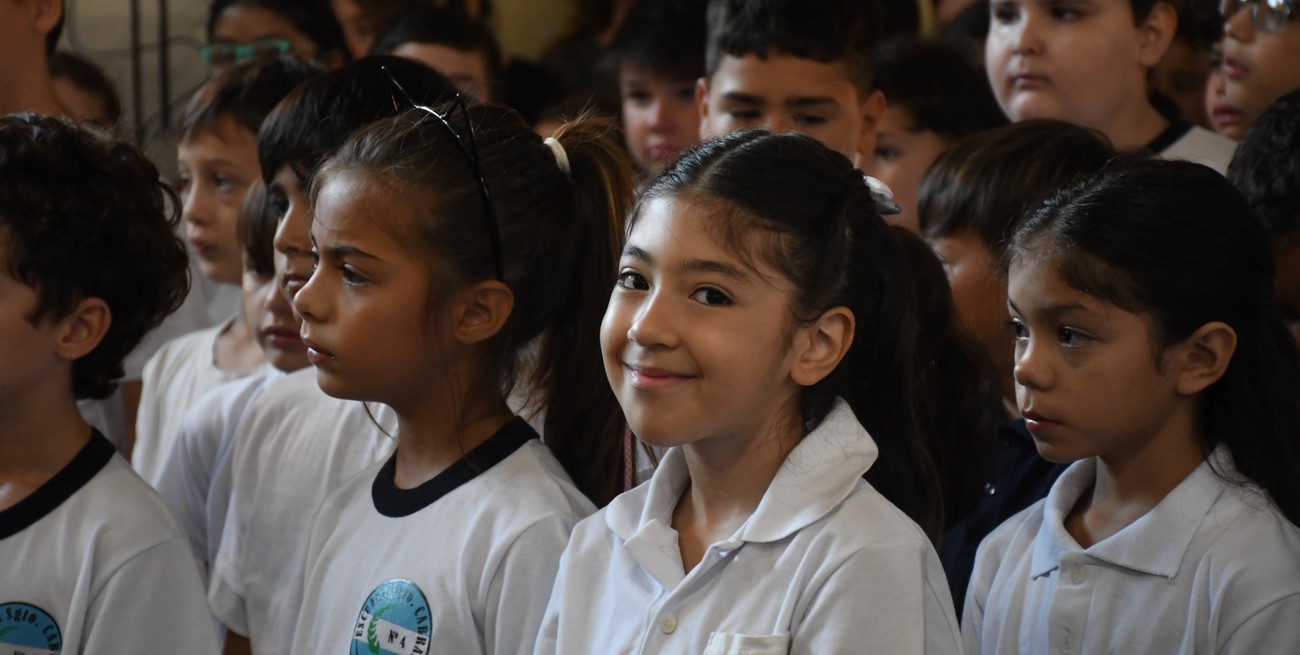 Las aulas se volvieron a poblar: actos y un regalo especial para la IV Centenario