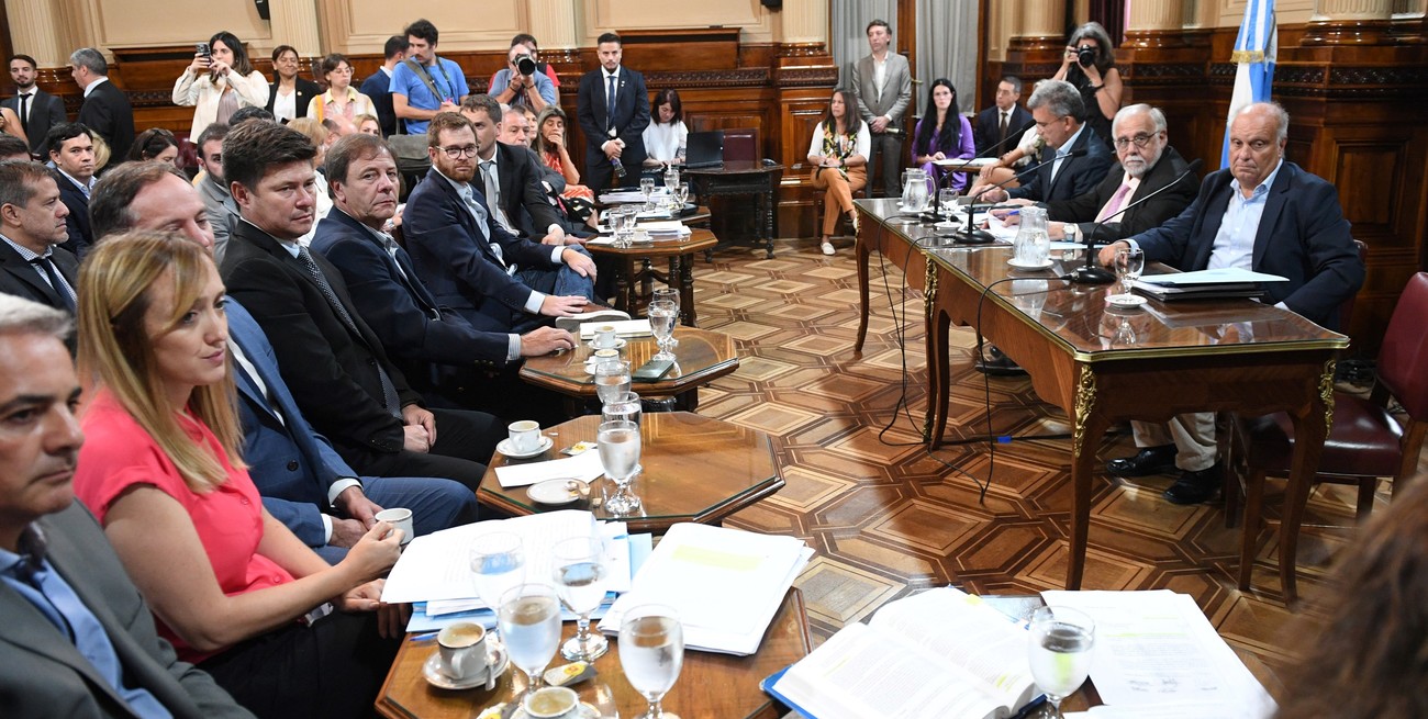 Citan a Nicolás Posse y Luis Caputo al Congreso para que defiendan el DNU 70