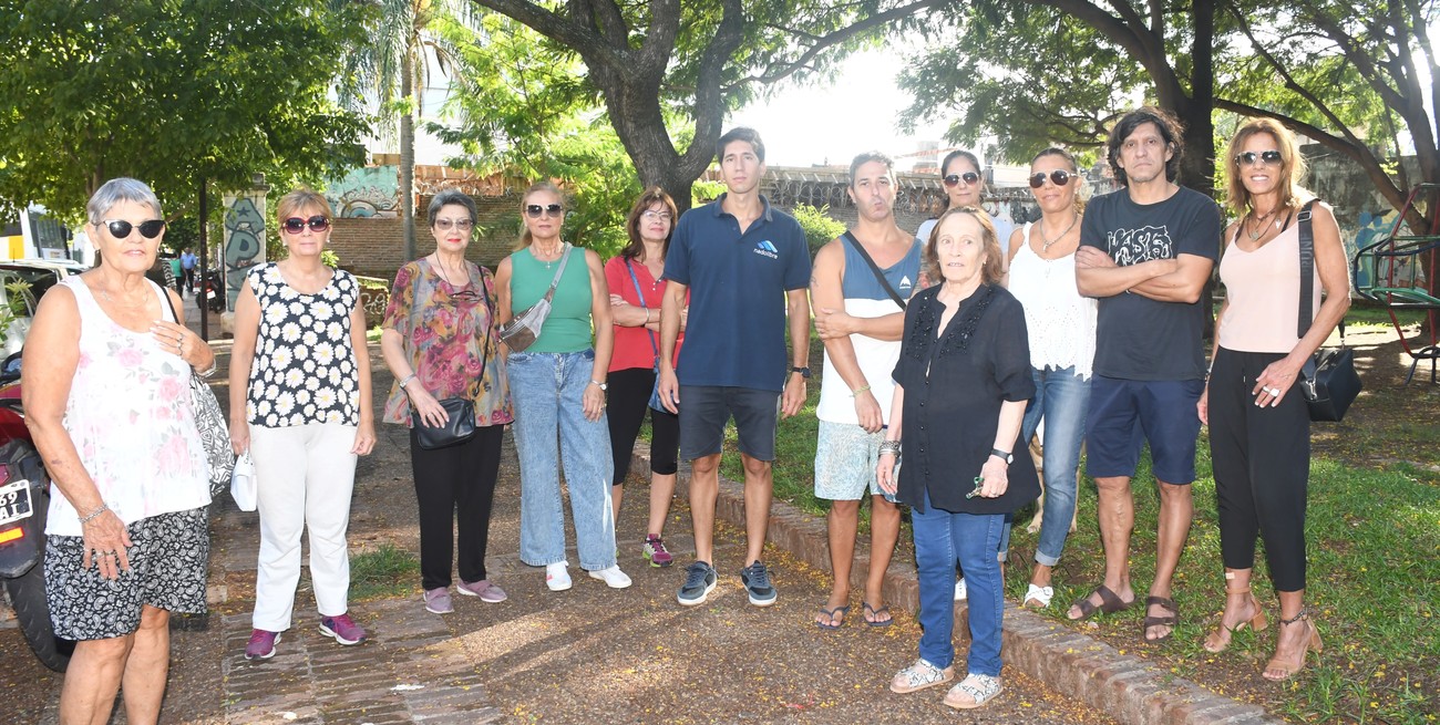 Con una diferencia de pocas horas, vecinos de dos barrios se reunieron para exigir seguridad
