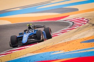 Hasta conocer la sanción impuesta por las autoridades de la carrera, en la novena vuelta, el corredor de la academia Williams había logrado avanzar hasta la duodécima posición tras partir decimoquinto del pelotón.