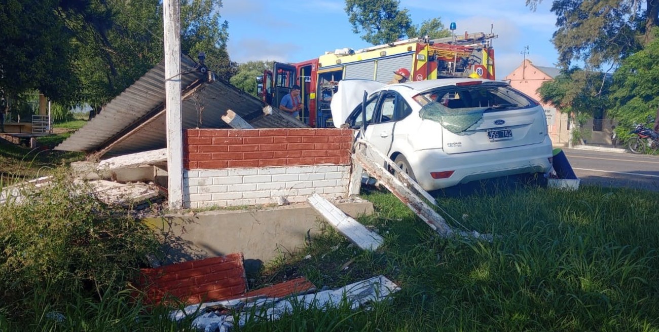 Un auto derrumbó una garita de colectivos en la Ruta 11 a la altura de Coronda