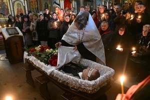 Tras una ceremonia en la iglesia de rito ortodoxo de Márino, distrito del sureste de la capital rusa, los restos de Alexey Navalny fueron enterrados en el cementerio de Borisovo.