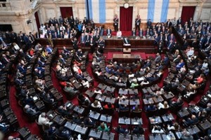 El recinto de Diputados este viernes por la noche, donde se reunieron legisladores de ambas cámaras, dirigentes de los otros poderes del Estado e invitados especiales que colmaron los palcos y aplaudieron cada intervención del Presidente Milei. Crédito: Télam.