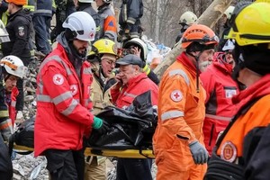 Nuevo ataque ruso con drones de fabricación iraní en Odesa. Los rescatistas pudieron recuperar diez cuerpos de entre los escombros.