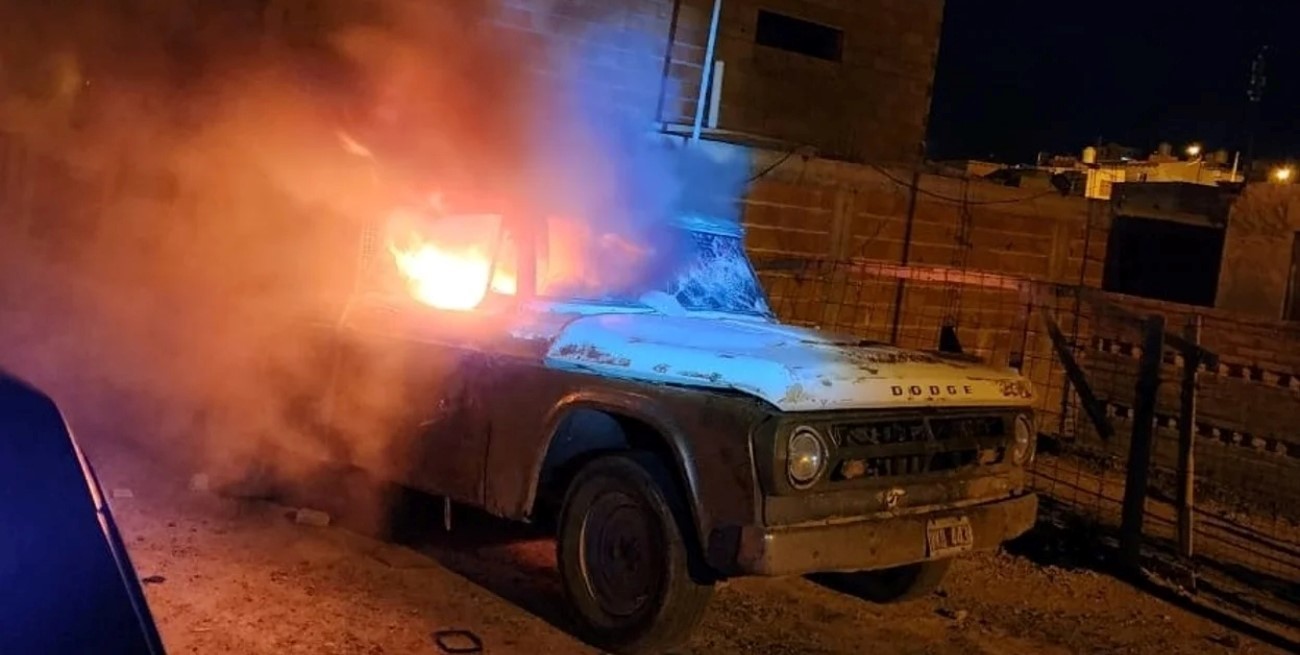 Trelew: vecinos quemaron la casa y camioneta del presunto autor del asesinato de un joven
