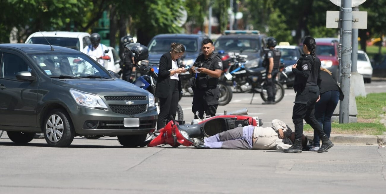 Motociclista herido tras un choque con un auto en Alem y La Rioja